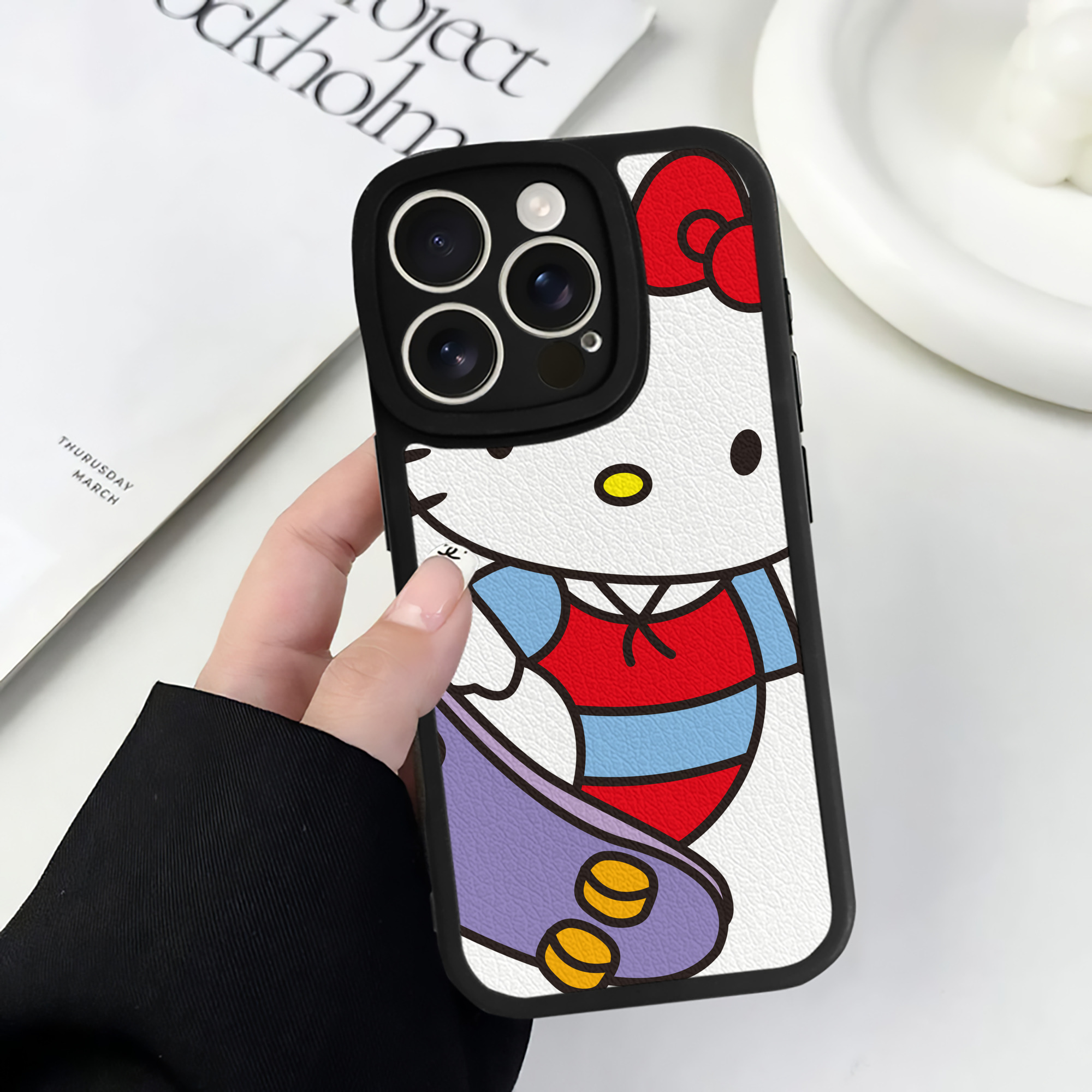 （画像用） Hello Kitty ハローキティ 【iPhone 16シリーズ対応】シリコンスマホケース（レザー調） 材質：シリコン